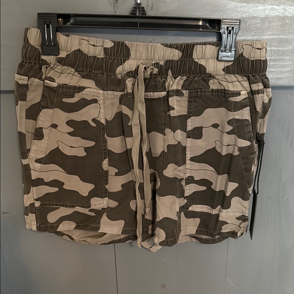 Kut from the Kloth light weight Camouflage Cargo Shorts size Small, NWT